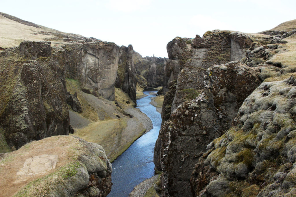 De Fjaðrárgljúfur Canyon in het zuiden van IJsland